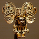 Colgante antropomorfo Tayrona, representando un chamán con dos cetros.